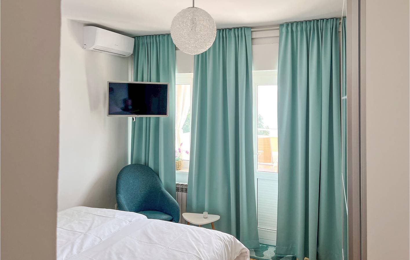 Foto 8 von 26: Gemütliche 300 m zum Strand: Klimatisierte Wohnung mit Terrasse und Parkplatz