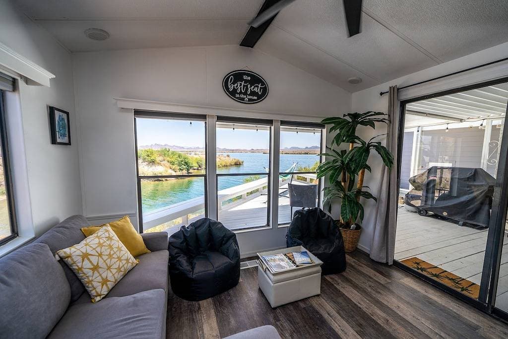 Foto 13 von 49: Waterfront Luxury Tiny Home with Stunning Lake  & Mountain Views!