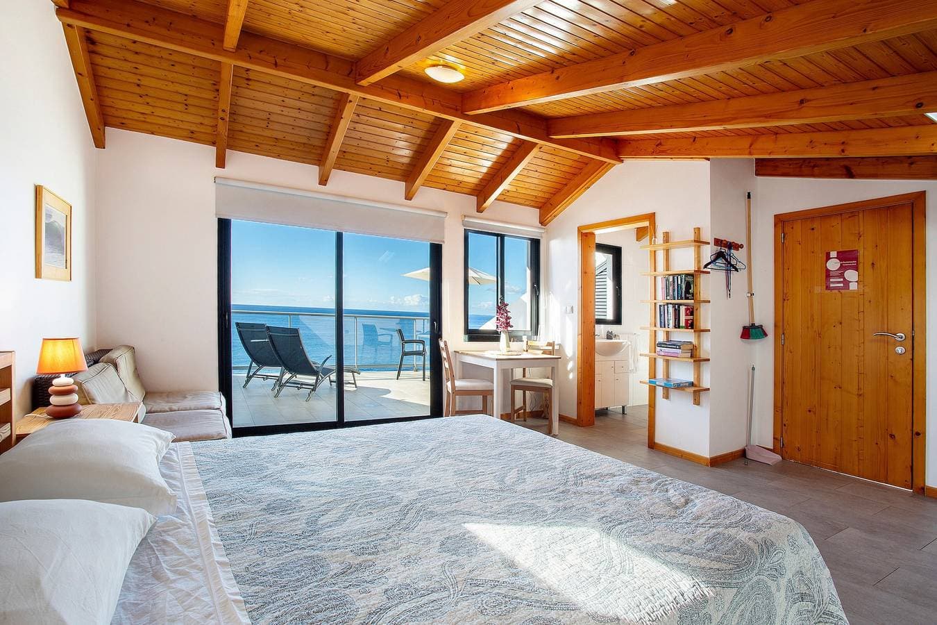 Foto 2 von 25: Ferienwohnung 'The Wave House - Oceanfront' mit Meerblick, Wi-Fi und Klimaanlage