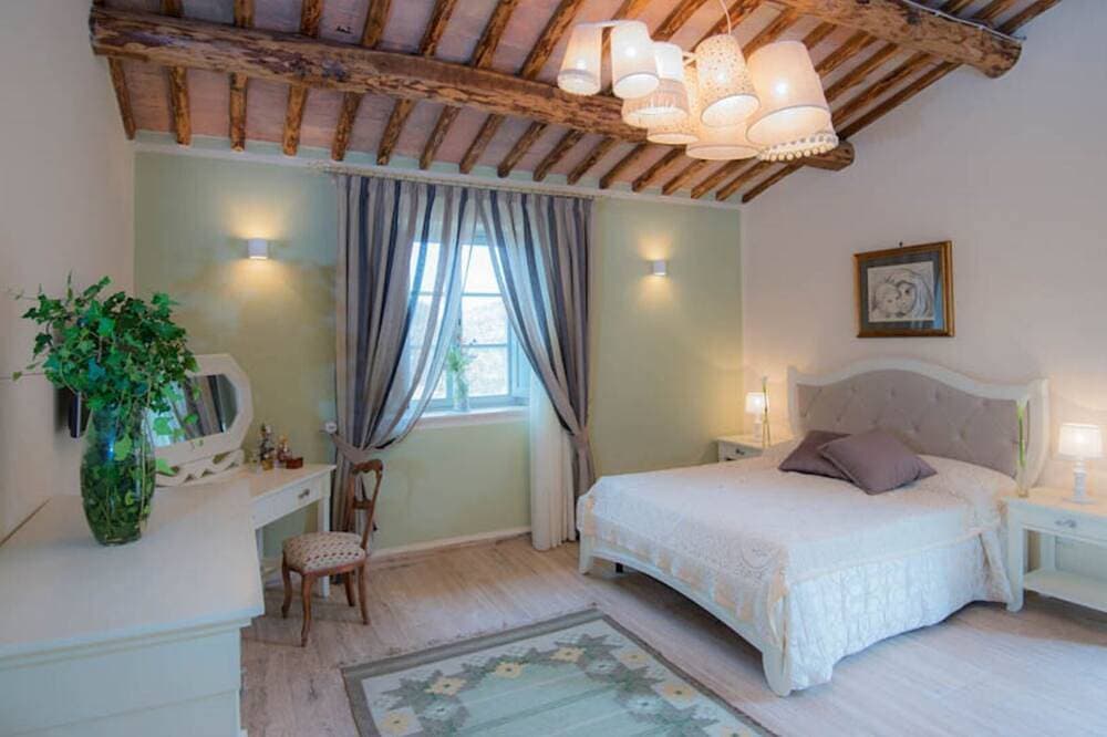 Foto 2 von 30: Splendid Villa with big mediterranean garden. Pool, heated jacuzzi, fishing pond