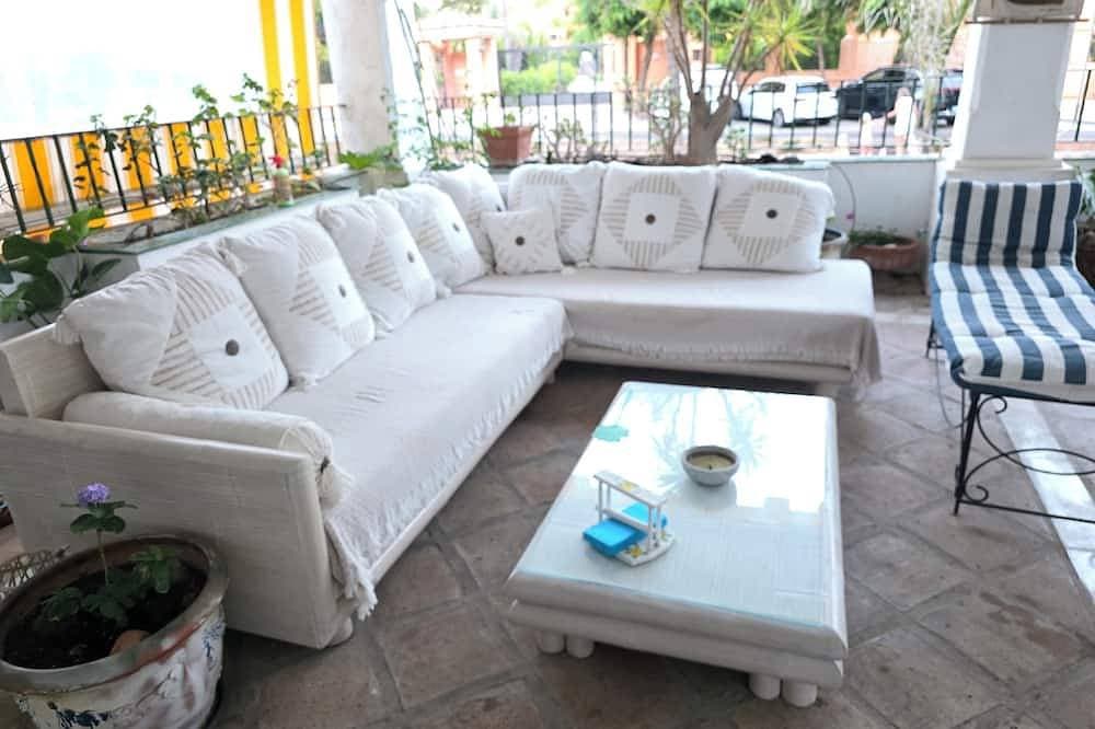 A lovely spacious 2-bed apartment  on beautiful El Presidente Urbanisation, 1