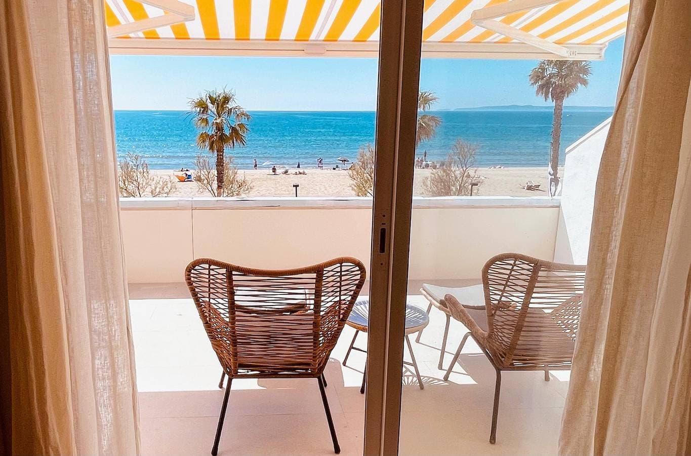 Charmante Wohnung zur Miete in Roses, Costa Brava! 0 Meter vom Strand entfernt. Genießen Sie den Gem... 1