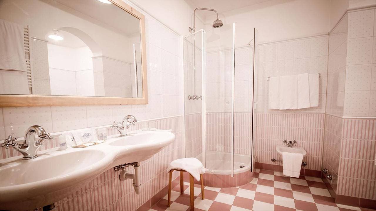 Foto 7 von 9: Budget Double Room North – Street Side