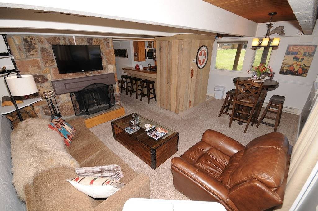 Wunderschöne Aussicht! Bestes Angebot in Big Sky Winter / Sommer: WIFI, HotTub, Pool, Kamin 1