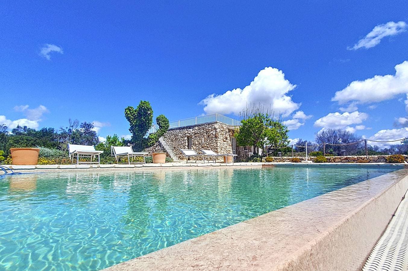 Moderne Steinvilla mit Pool und Meerblick 1