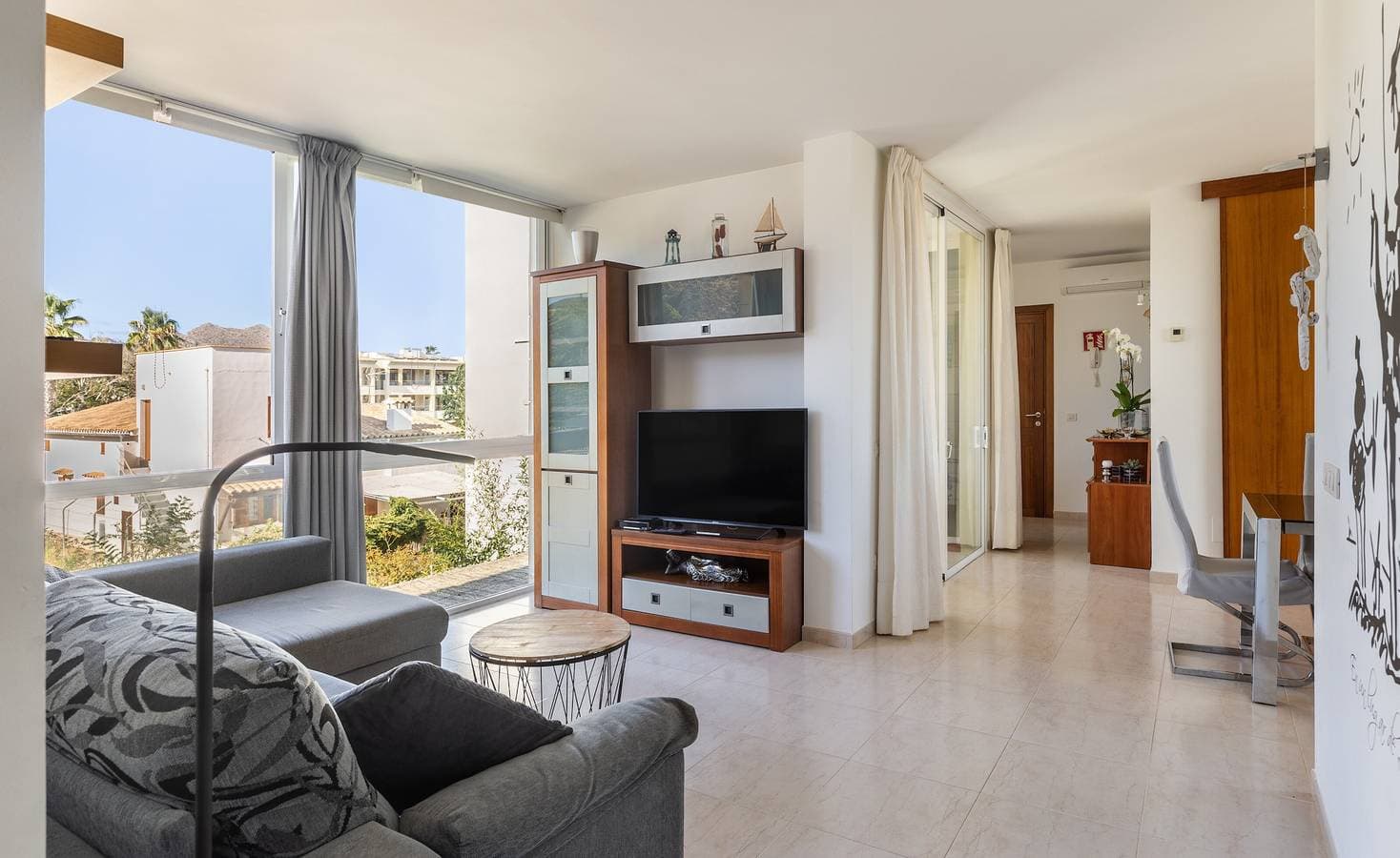 Foto 3 von 29: Ferienwohnung Llenaire cerca playa mit Bergblick, Gemeinschaftspool und WLAN