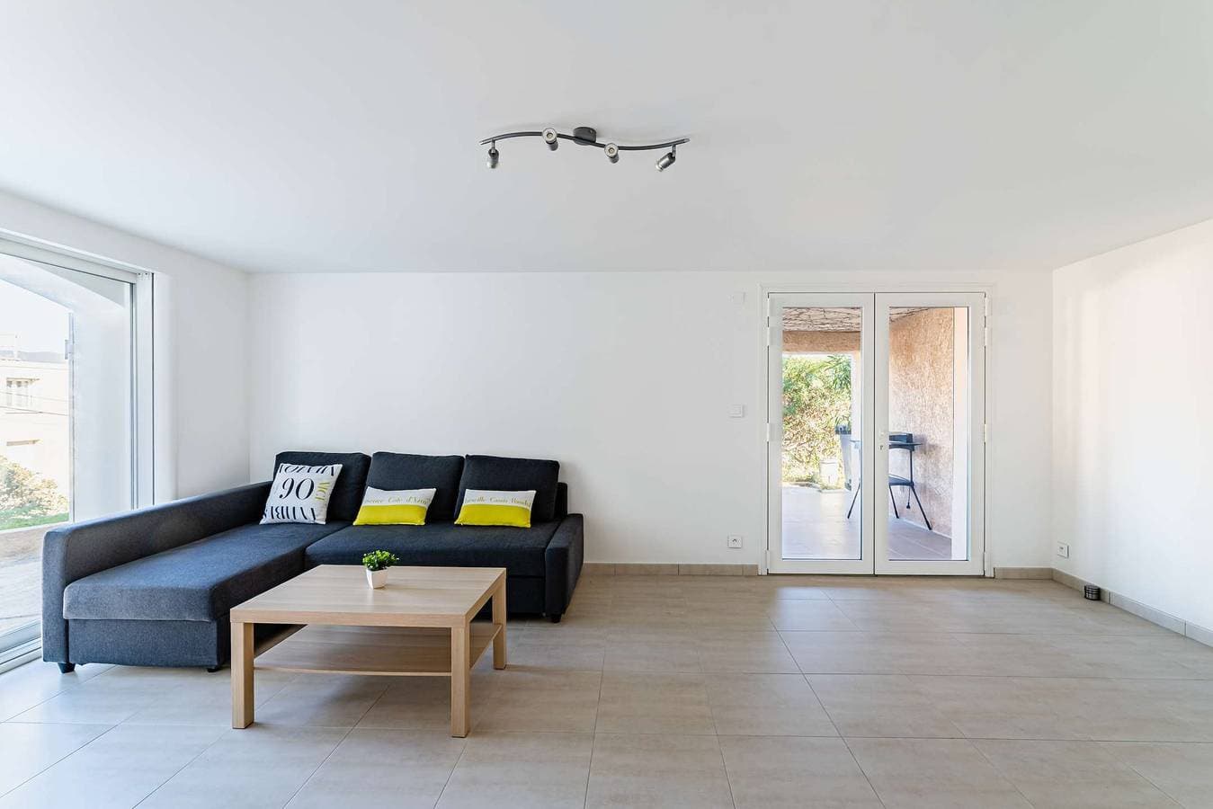 Foto 6 von 18: Untere Villa renoviert, Klimaanlage und Terrasse mit Meerblick