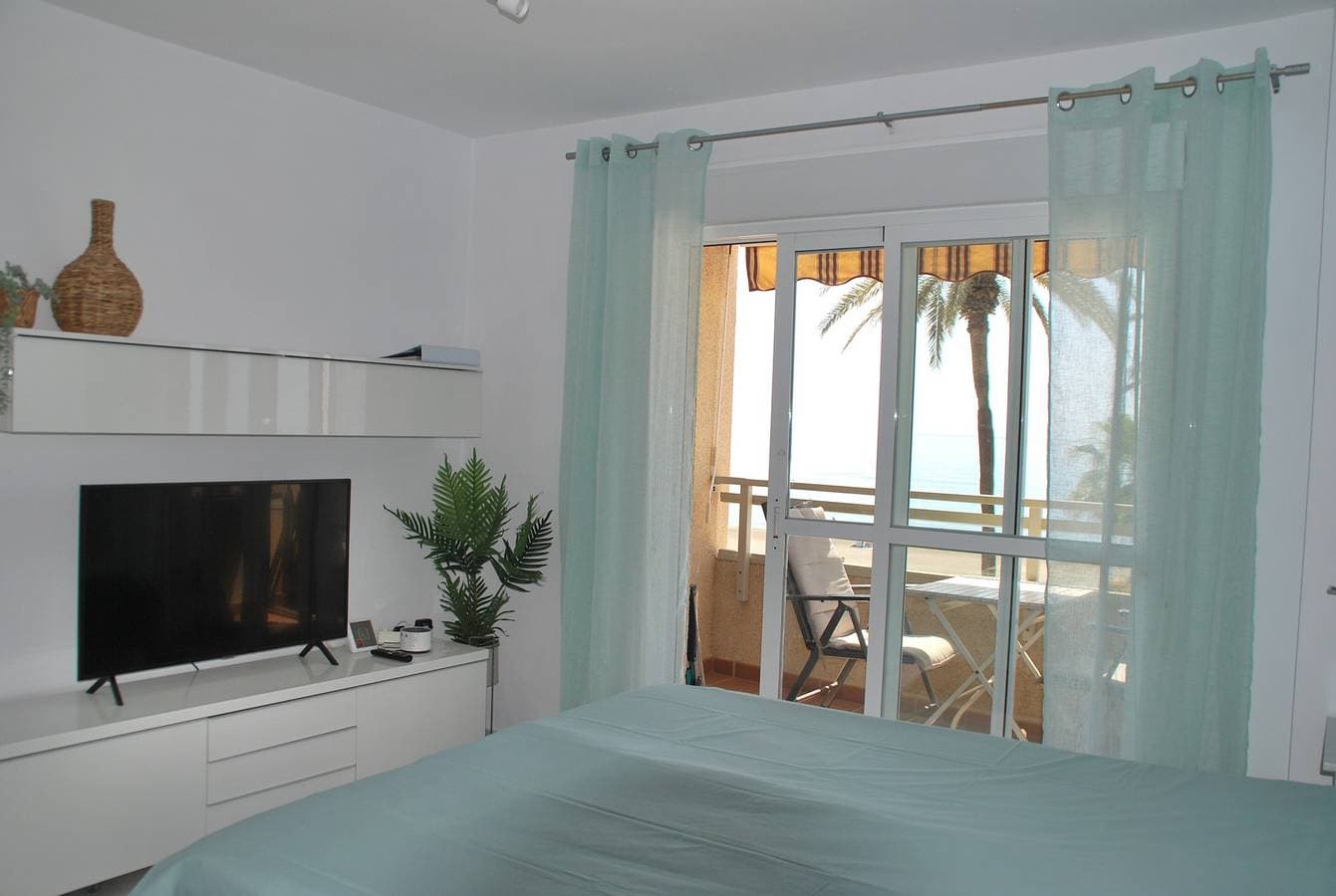 Foto 6 von 25: Ferienwohnung "Studio 1 - Sea Front" in Strandnähe mit Meerblick, Balkon, Terrasse & Garten