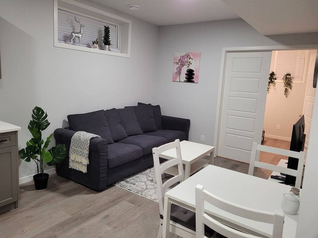Foto 11 von 19: Affordable Luxury – 2-Bedroom Suite in Wolf Willow, Calgary!