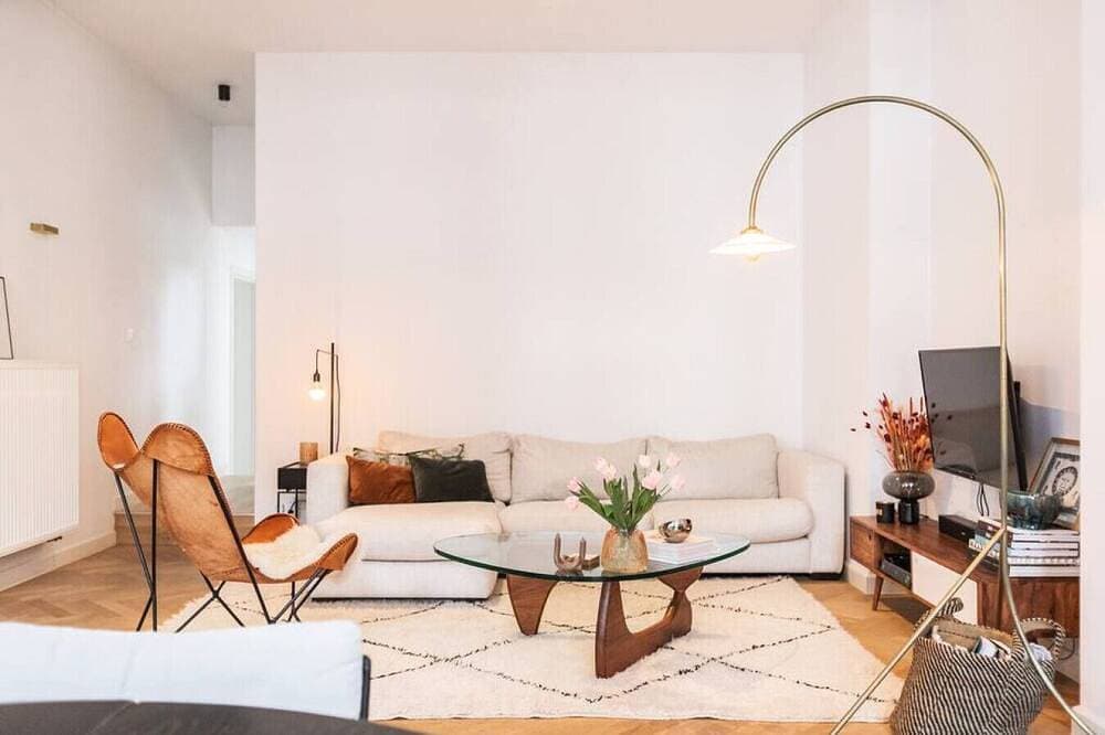 Foto 8 von 30: Traditional chic high ceilings apt w Aircos/Garage
