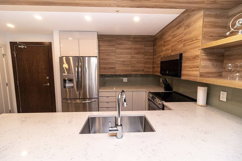 Modern Downtown 1Bd Suite w/ Balcony, Gym & City Views 1