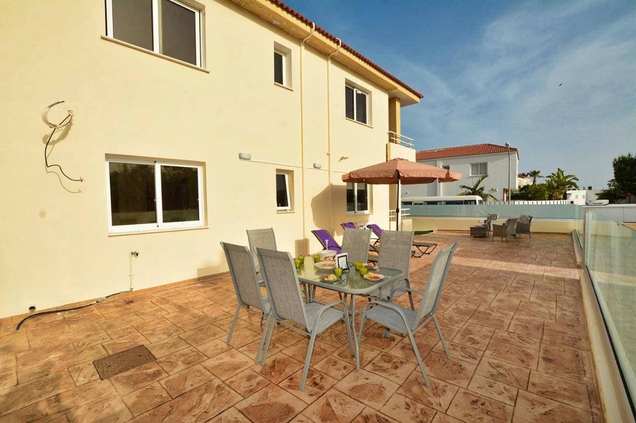 Foto 11 von 40: Two-Bedroom Apartment with Communal Pool