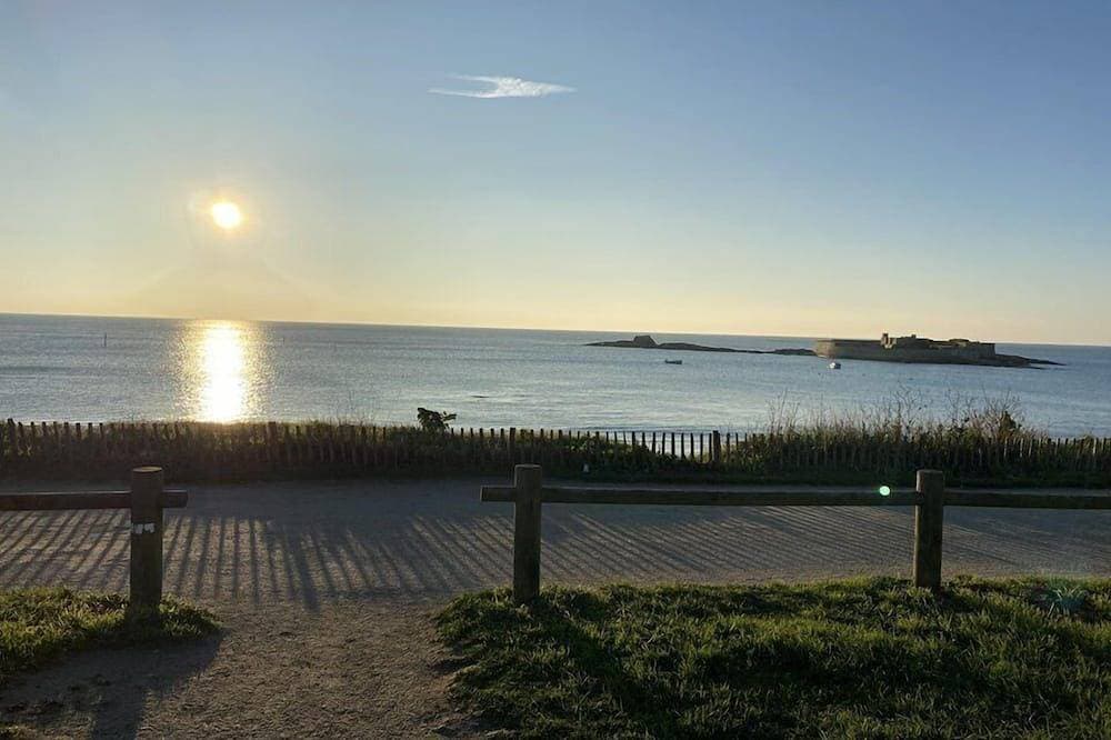 Foto 12 von 14: Studio 2 pax, superb sea view, 50m from the beach of Fort Bloqué
