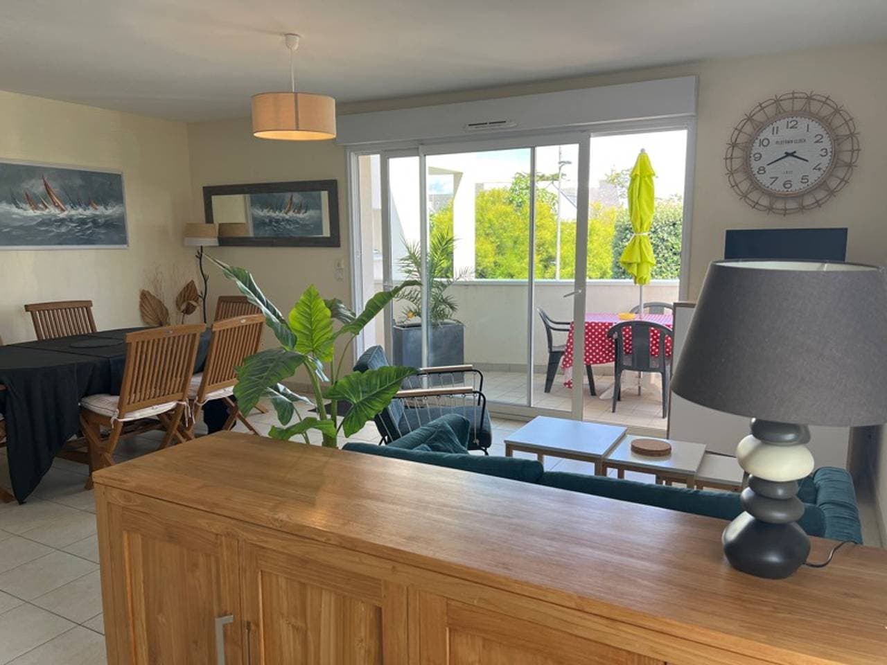 Foto 2 von 32: Moderne 3-Zimmer-Wohnung mit Balkon, Aufzug, nahe Stränden und Geschäften, Parkplatz inklusive