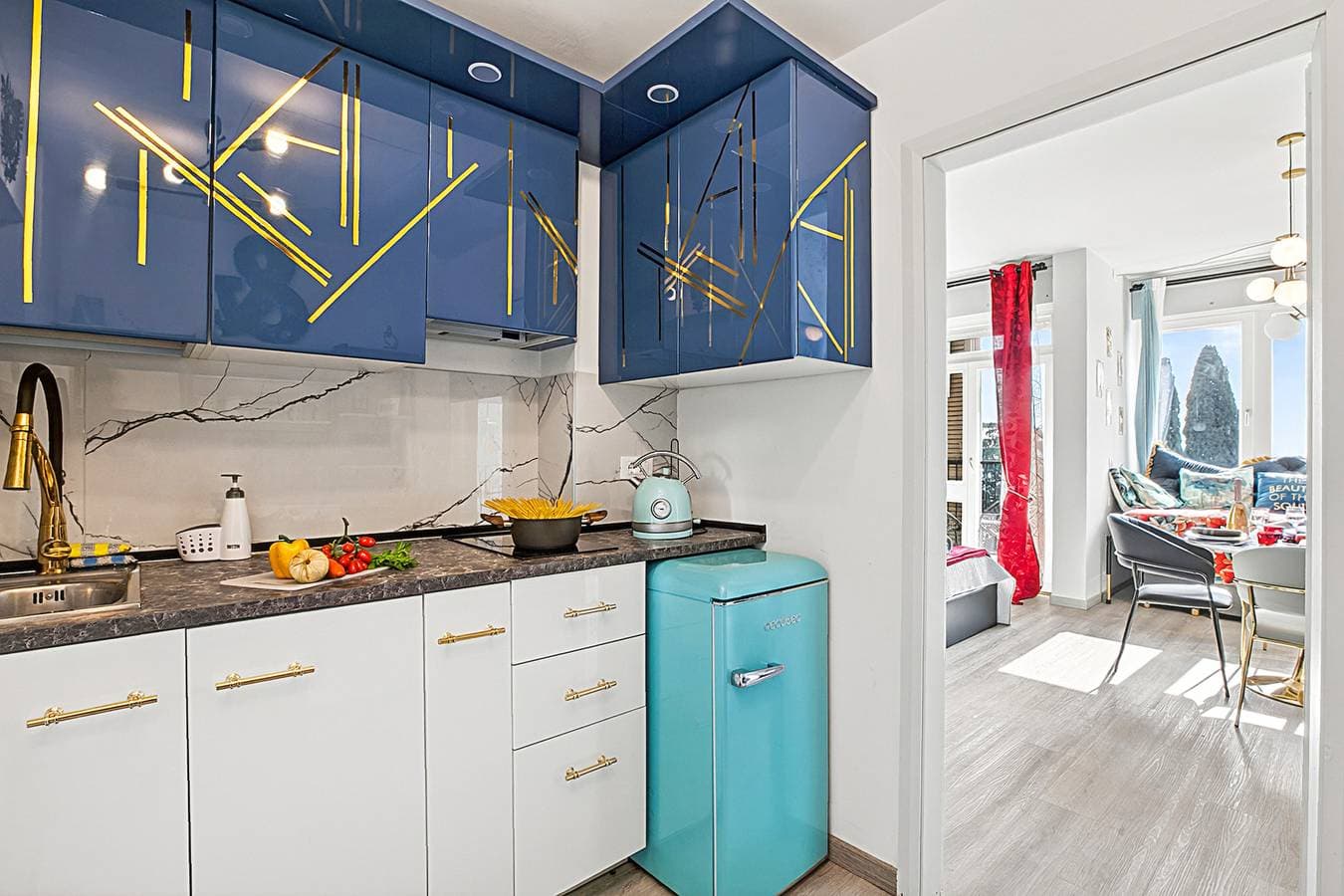 Foto 7 von 32: Luxury Apt 402 with Pool & Lake View