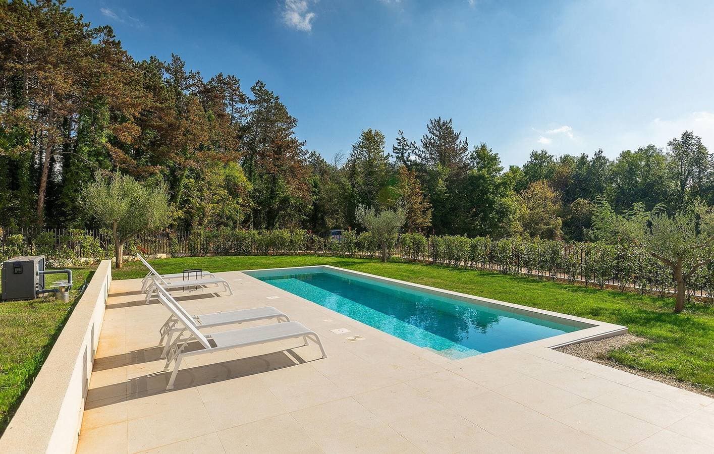 Foto 13 von 35: Geräumige 110 m² große Wohnung mit Pool und Terrasse, 2,5 km vom Stadtzentrum von Anzici entfernt