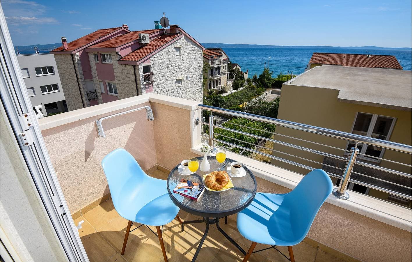 Foto 2 von 16: Apartment mit Meerblick, Terrasse, Küche und WLAN – 1 km zum Strand
