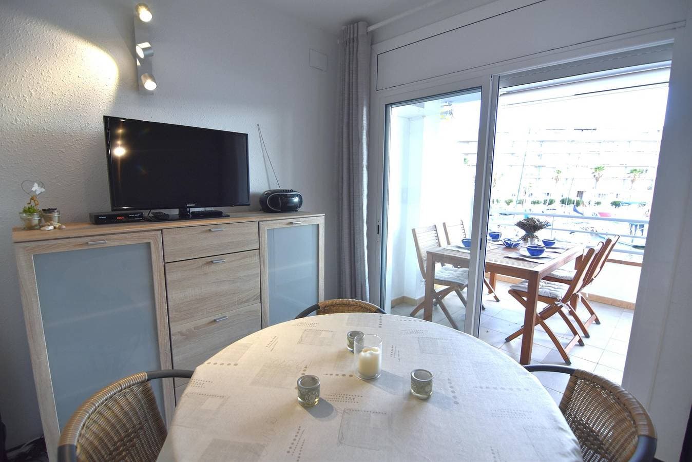 Foto 10 von 26: Gemütliche Wohnung mit Terrasse und Kanalblick, in der Nähe des Strandes in Roses, Costa Brava.