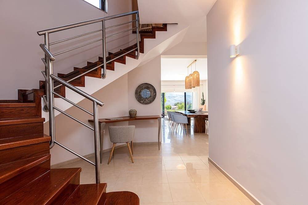 Foto 12 von 30: Luxury Ensuite Villa Overlooking Souda Bay