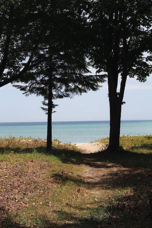 Foto 12 von 19: Beaver Harbor Condo Unit # 5 mit halbprivatem Zugang zum Strand