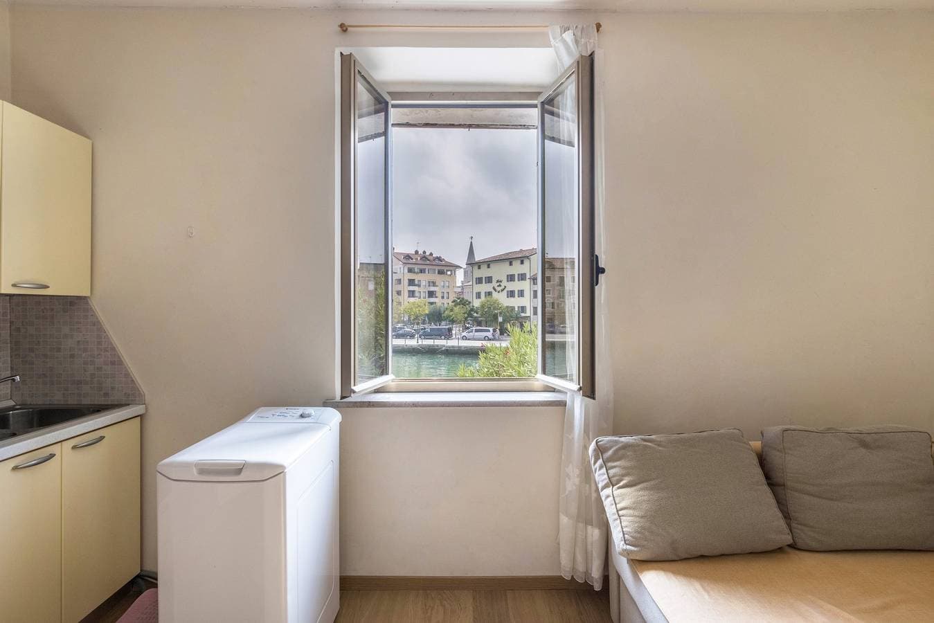 Foto 4 von 23: Ferienwohnung 'Al Porticciolo' mit Meerblick, Balkon und Klimaanlage