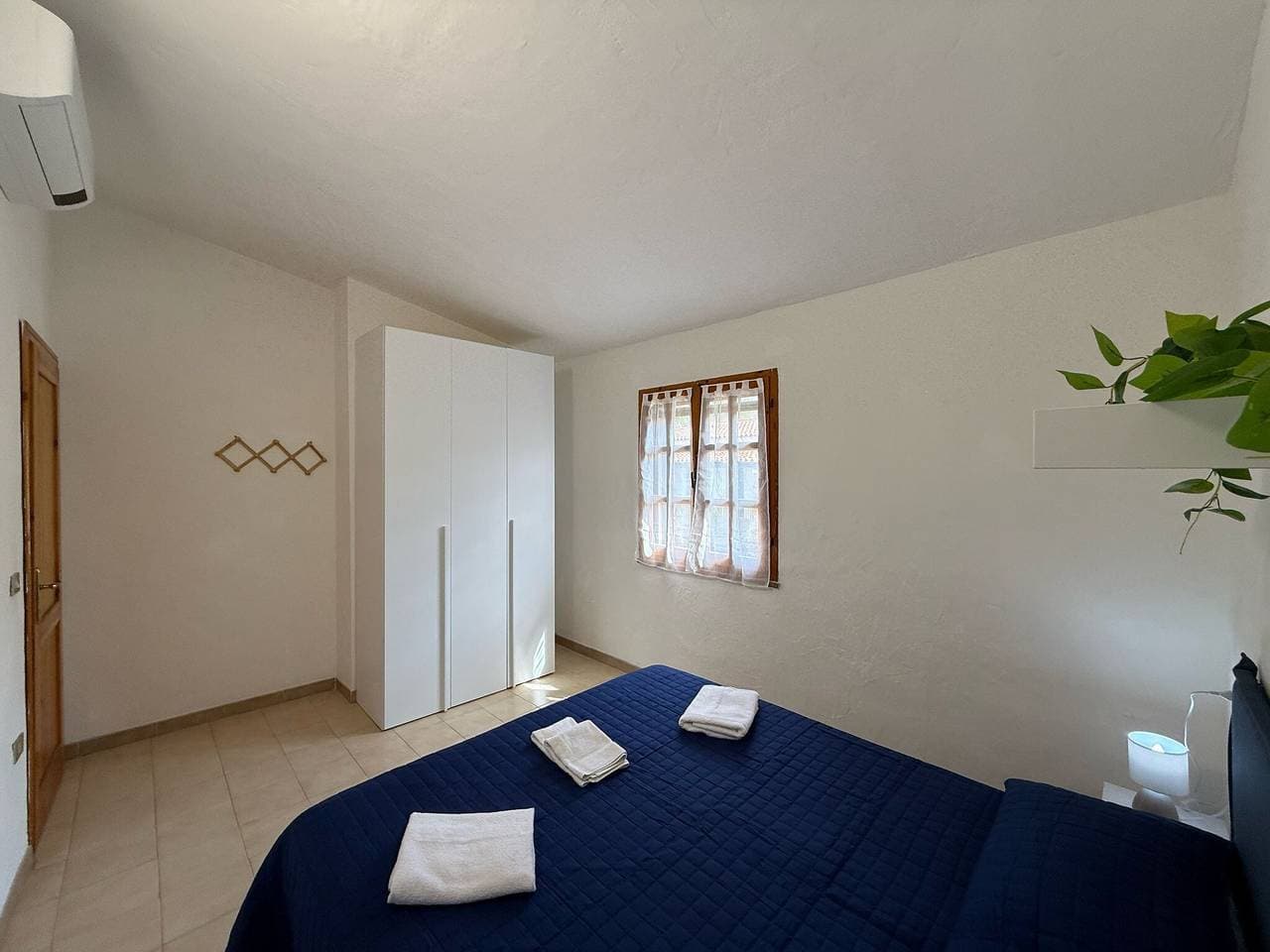 Foto 5 von 15: Ferienwohnung 'Casa Bougainville Cala D'Ambra' mit Meerblick, WLAN & Klimaanlage