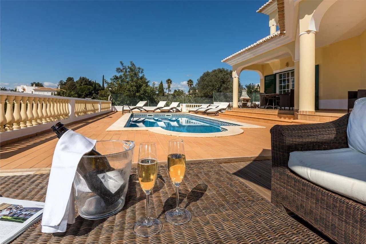 Foto 2 von 30: Villa with Private Pool