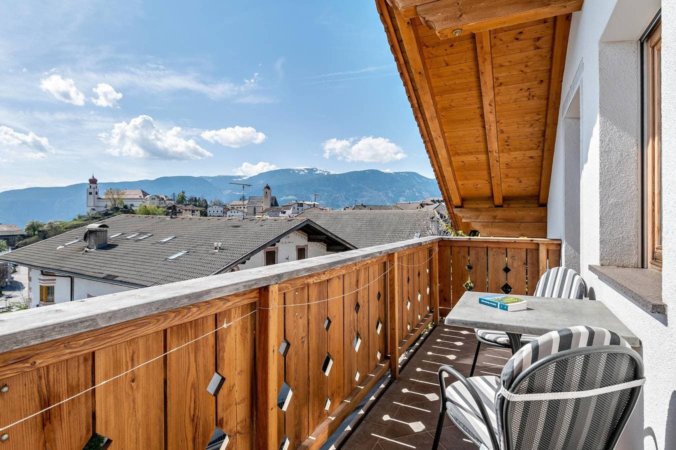 Foto 3 von 29: Ferienwohnung 'Haus Alpenblick Apt Edelweiß' mit Bergblick, Gemeinschaftsgarten und WLAN