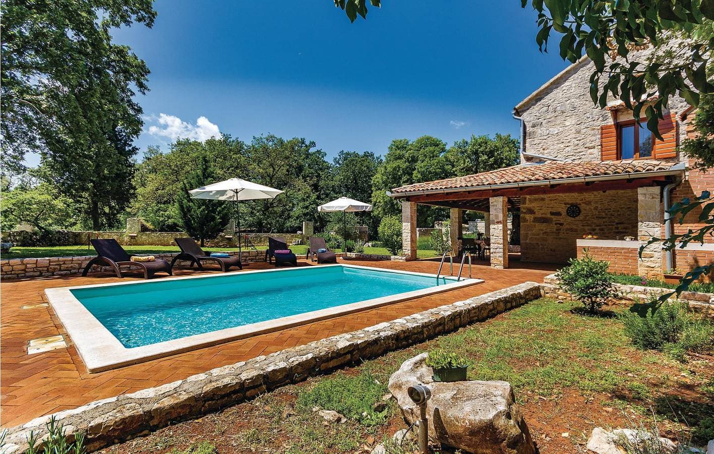 Foto 13 von 39: Reizende 2-Zimmer-Wohnung mit Pool, WLAN und Parkplatz in der Nähe des Restaurants Klarići