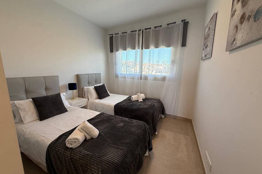 Foto 8 von 30: Wonderful sea views, super modern building with swimming pool and gym.