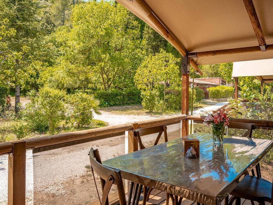 Foto 5 von 28: Flower Camping Les Tomasses - Lodge 5 personen - Lodge Kenya 34 m², 2 Schlafzimmer (4 bis 5 Personen) wifi (1 Gerät) + Terrasse
