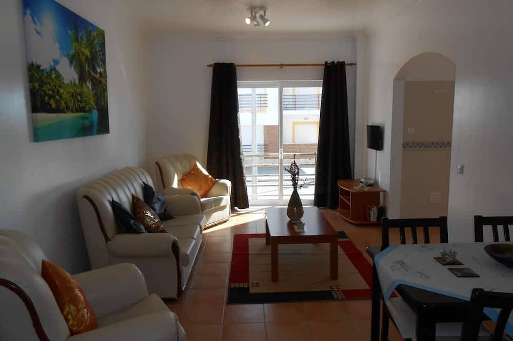Foto 8 von 21: Geräumige 2 Schlafzimmer Apt mit Air - Con, Swimmingpool, sehr nahe am Strand.