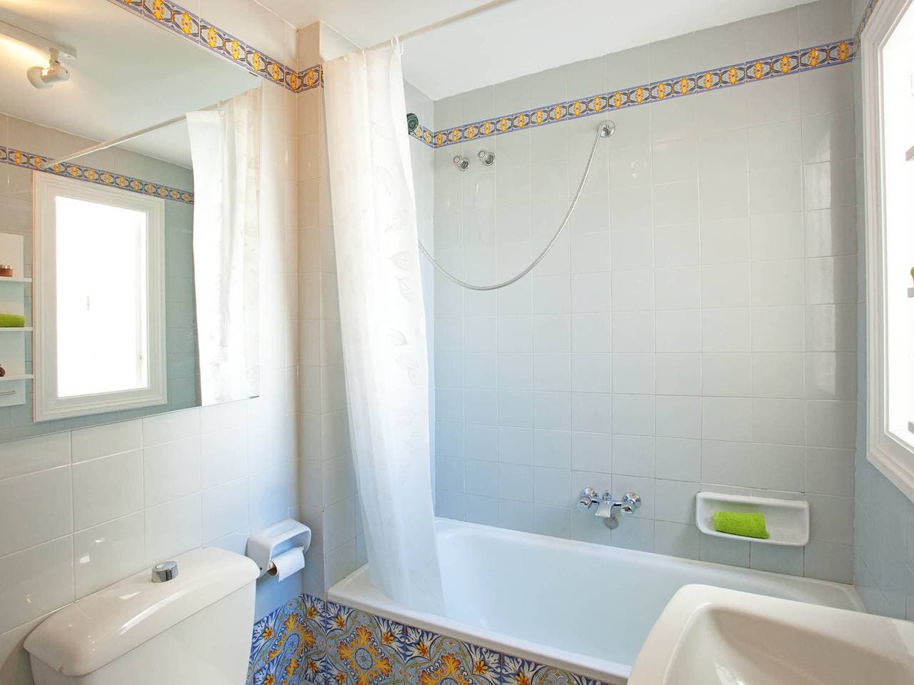Foto 9 von 11: Ausgestattetes Studio in Estepona - Balkon und Gemeinschaftspool