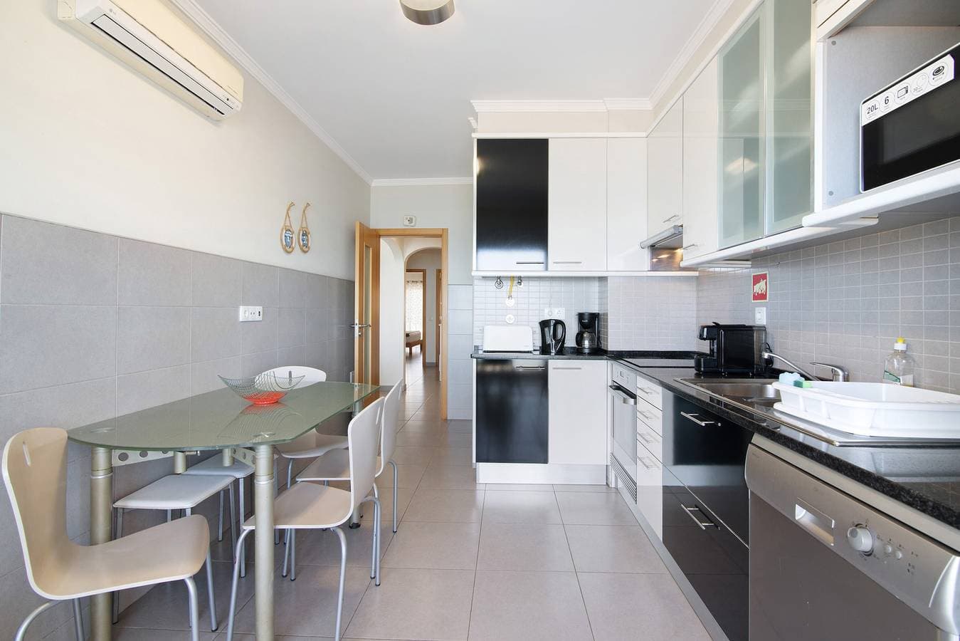 Foto 9 von 21: Apartment 'Quarteira Modern Flat' mit Meerblick, WLAN und Klimaanlage