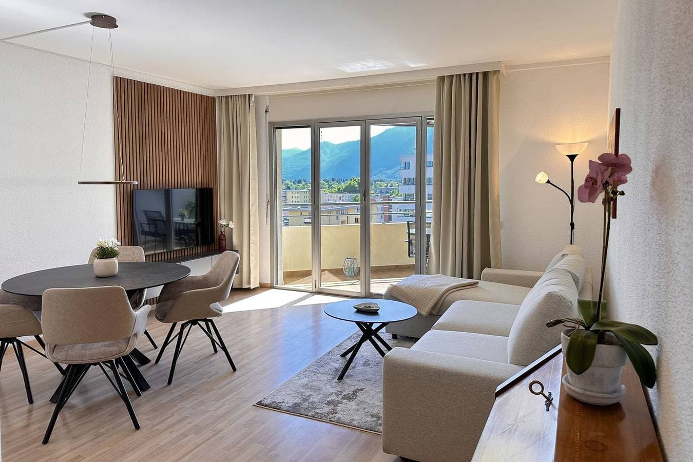 Gemütliche Citywohnung im 8. Stock, einzigartiges Panorama auf die Stadt Locarno 1