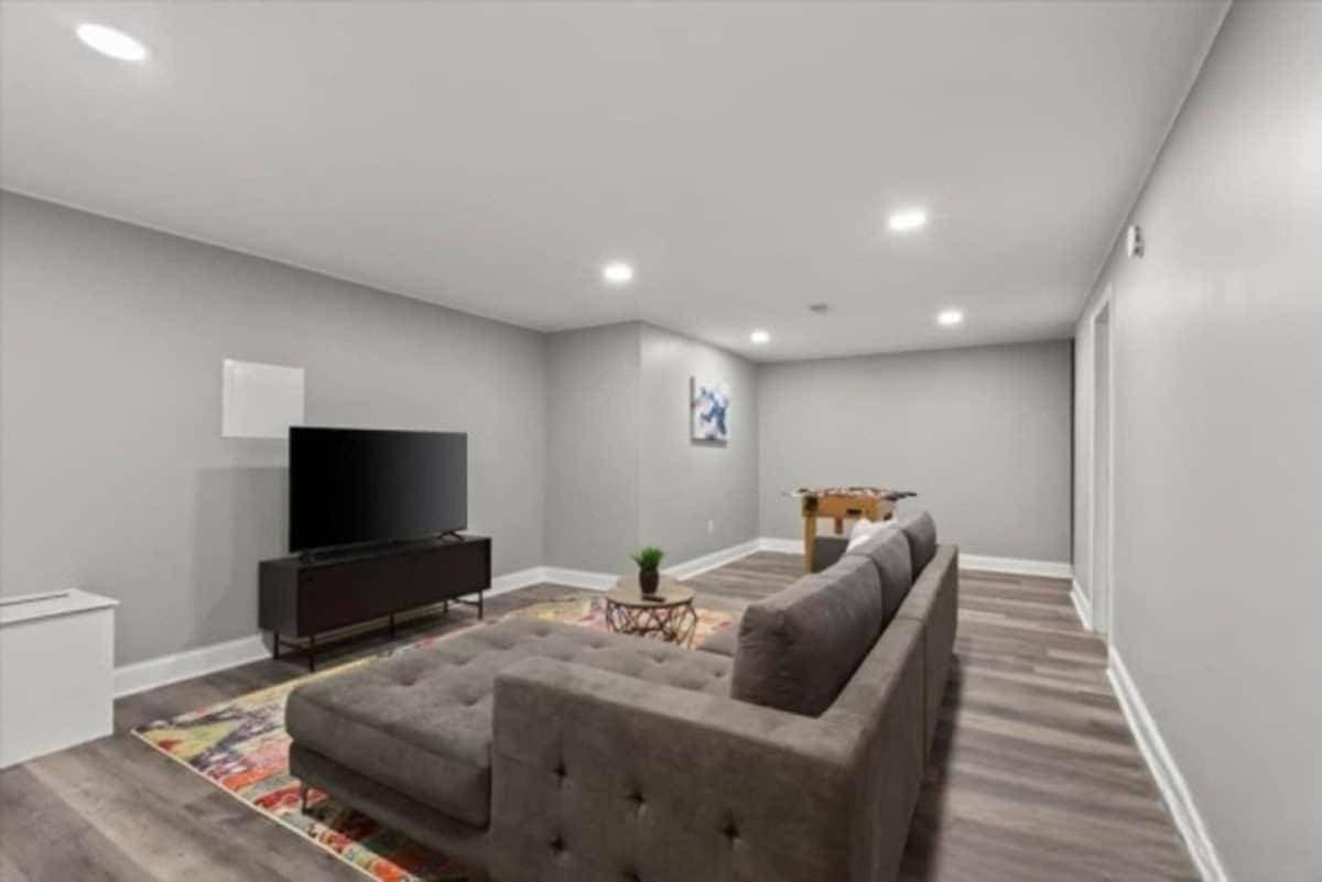 Foto 4 von 22: Comfy King bed Free Wi-Fi Home in Des Plaines