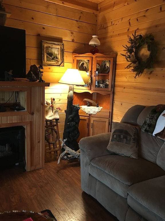 Potomac Overlook, New Log Cabin Vor Eingang zum Loch Smoke 1