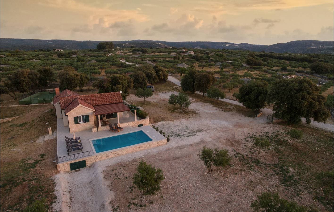 Foto 11 von 50: Gemütlich, nur 1,5 km vom Strand entfernt: Pool, WLAN, Terrasse und Parkplatz inklusive!