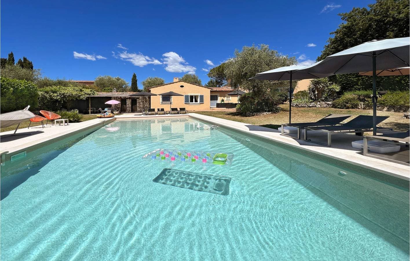 Foto 11 von 44: Stilvolle 180qm Wohnung mit Pool und Stadtblick, Saint-Cézaire-sur-Siagne