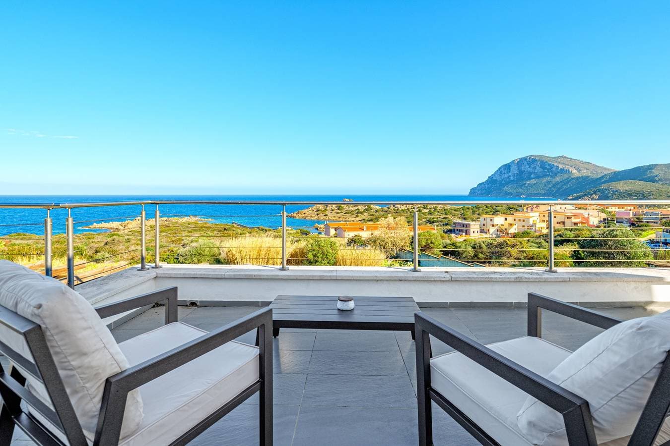 Foto 3 von 33: Ferienwohnung 12 in der Villa Marconi mit Blick auf das Meer und die Berge und Panoramaterrasse
