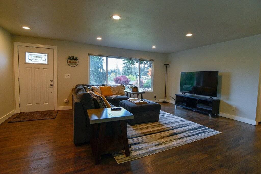 Ravishing Rambler Home! Garage / Close to Airport 1