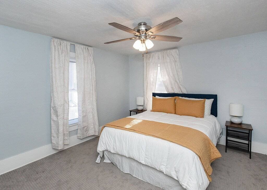 Foto 9 von 13: Great Location Great Value! 4 bedroom 2 full bath home in East Village