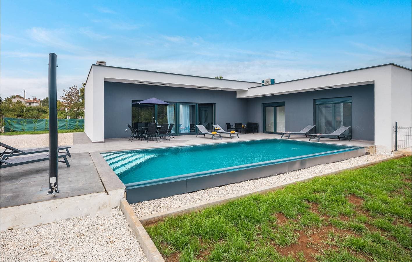 Schickes 130 m² großes Apartment mit Pool, Terrasse und Parkplatz 1