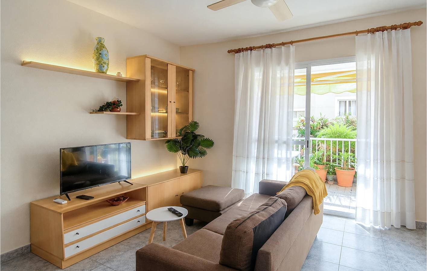 Foto 2 von 16: Moderne 70qm Wohnung: AC, Parkplatz, Terrasse, 100m zur Playa Masbó