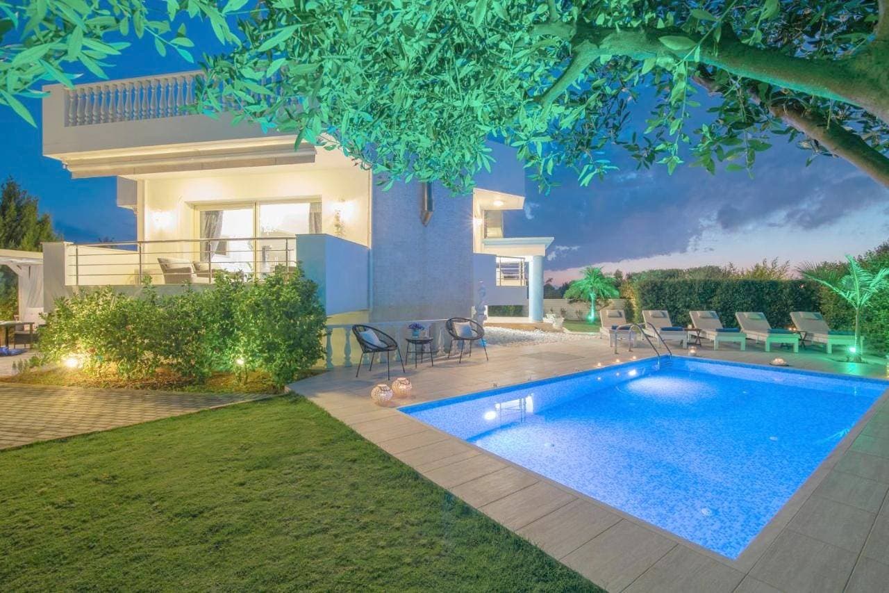 Foto 2 von 5: Villa with Private Pool