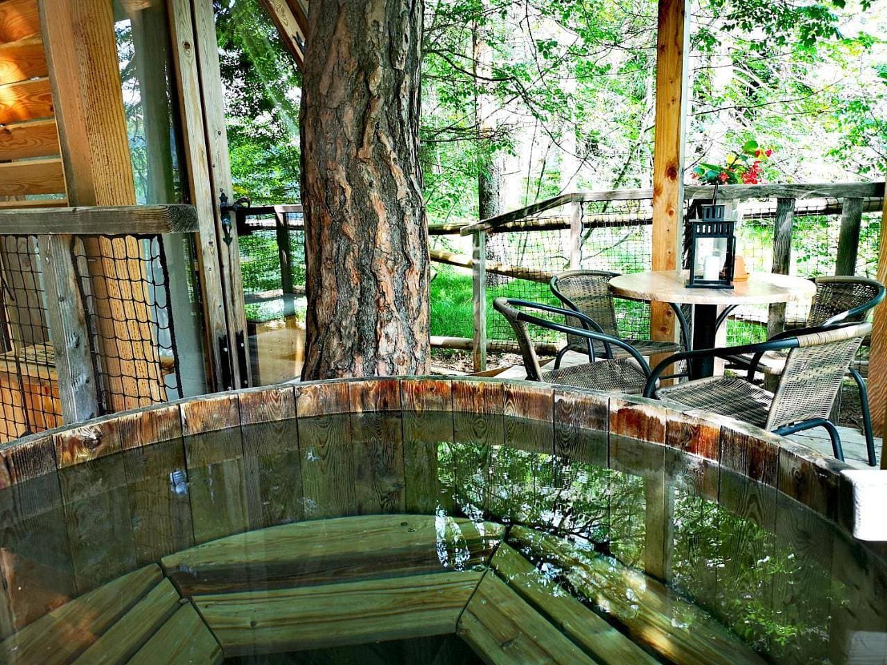Foto 13 von 32: Tree House with Wooden Tub