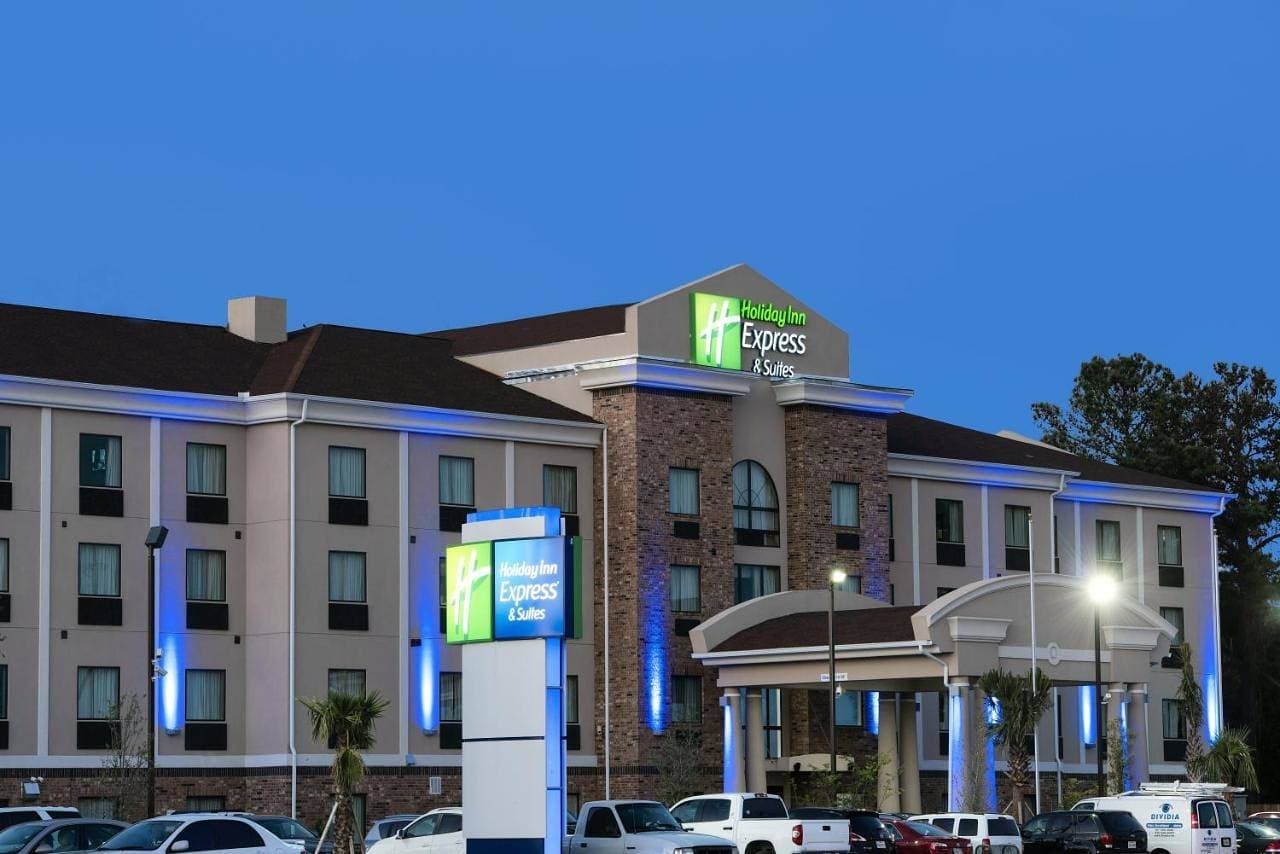 Holiday Inn Express and Suites Houston North - Iah Area 1