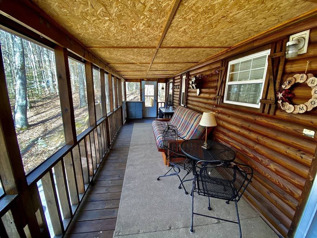 Foto 8 von 43: \"Porch and Pine\" nicht so winziges kleines Blockhaus