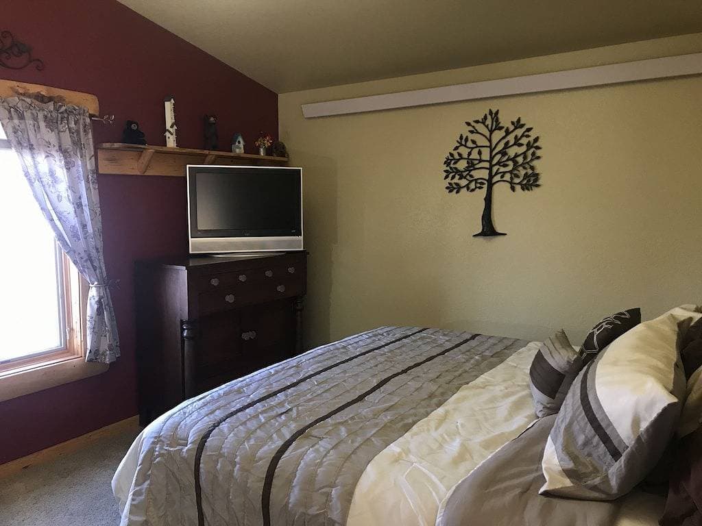 Foto 2 von 13: Mountain Peaks Inn, Bear Mountain Suite, Downtown Hill City