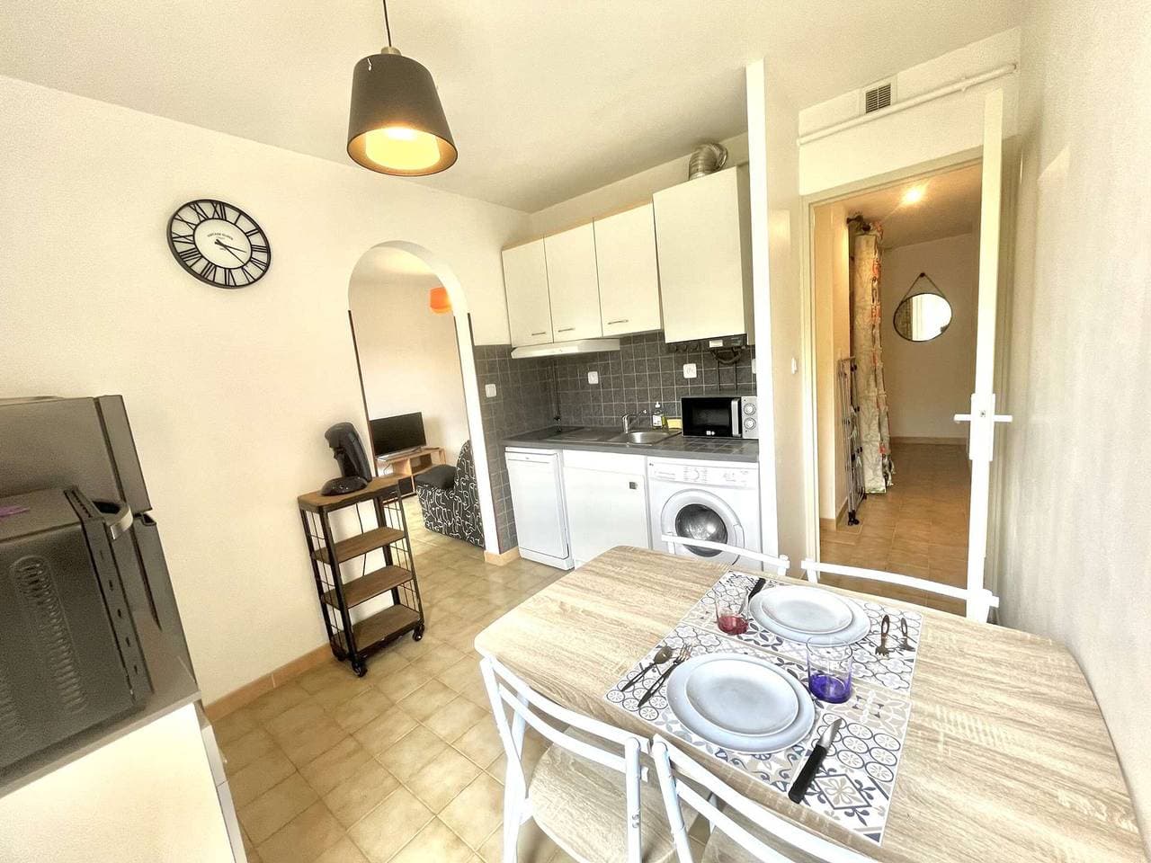 Foto 7 von 10: Gemütliches Studio mit Veranda, 10 Min vom Flughafen entfernt